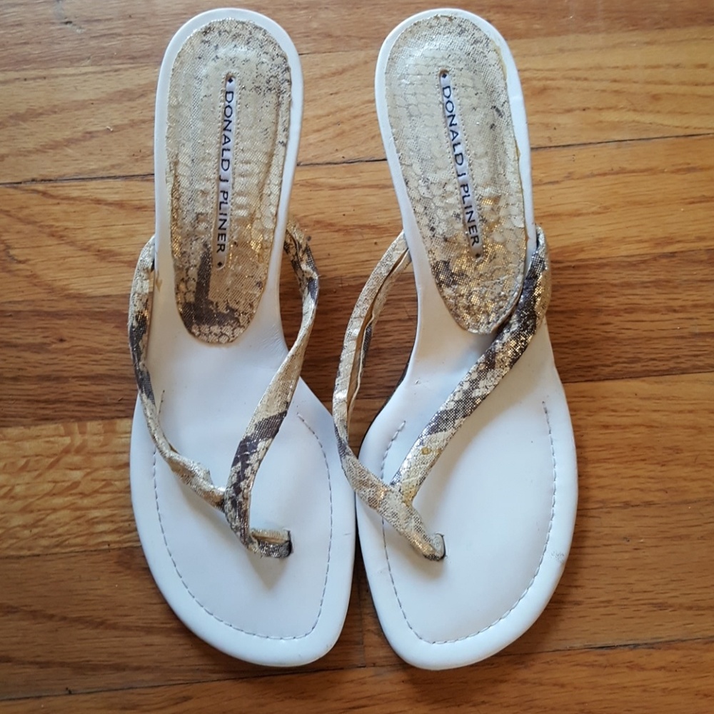 DONALD J. PLINER Heel Thong Strap Sandals